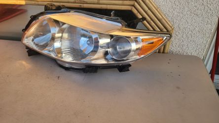 2009 - 2010 TOYOYA COROLLA LEFT HEADLIGHT DRIVER SIDE HALOGEN GENUINE USED OEM.AA2 corner