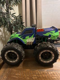 Fast Lane RC Storm Crusher Monster Truck Toys R z us - No Remote/ Has Battery ( Unknown Condition)