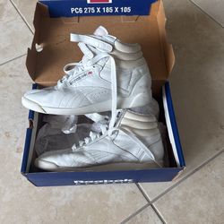 Classic Women’s Reebok Shoes 6 1/2