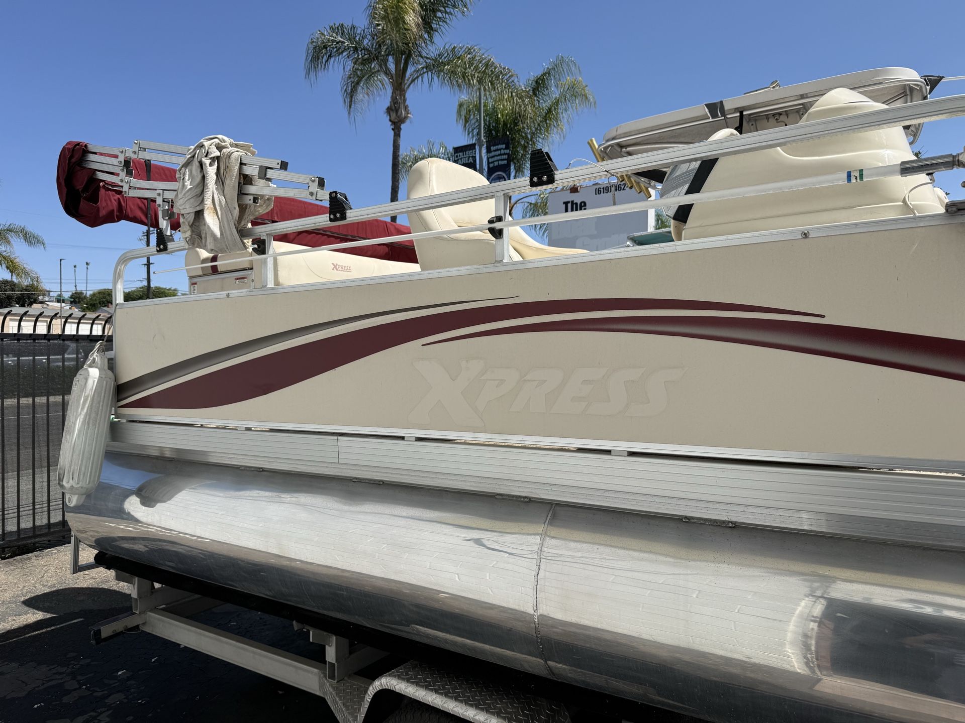 2006 21ft pontoon boat perfect size
