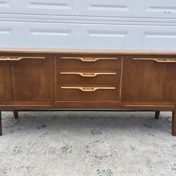 Vintage 1960's Mid Century Modern/MCM Teak Credenza/Sideboard/Buffet/Console/Long Dresser