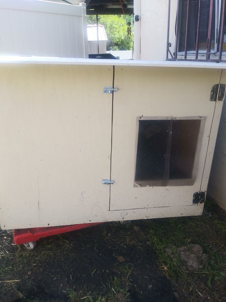 Dog house/whelping box