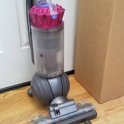 NEW cond DYSON ANIMAL BIG BALL VACUUM WITH COMPLETE ATTACHMENTS  , AMAZING POWER SUCTION  , WORKS EXCELLENT  , IN THE BOX 