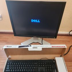 DELL 22" Monitor & Keyboard 