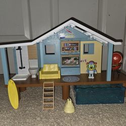 Bluey, Beach Cabin Playset, Includes Figure with Goggles,