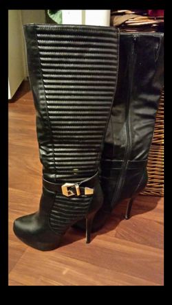 Boots for sale only wore once still new size 9 all black
