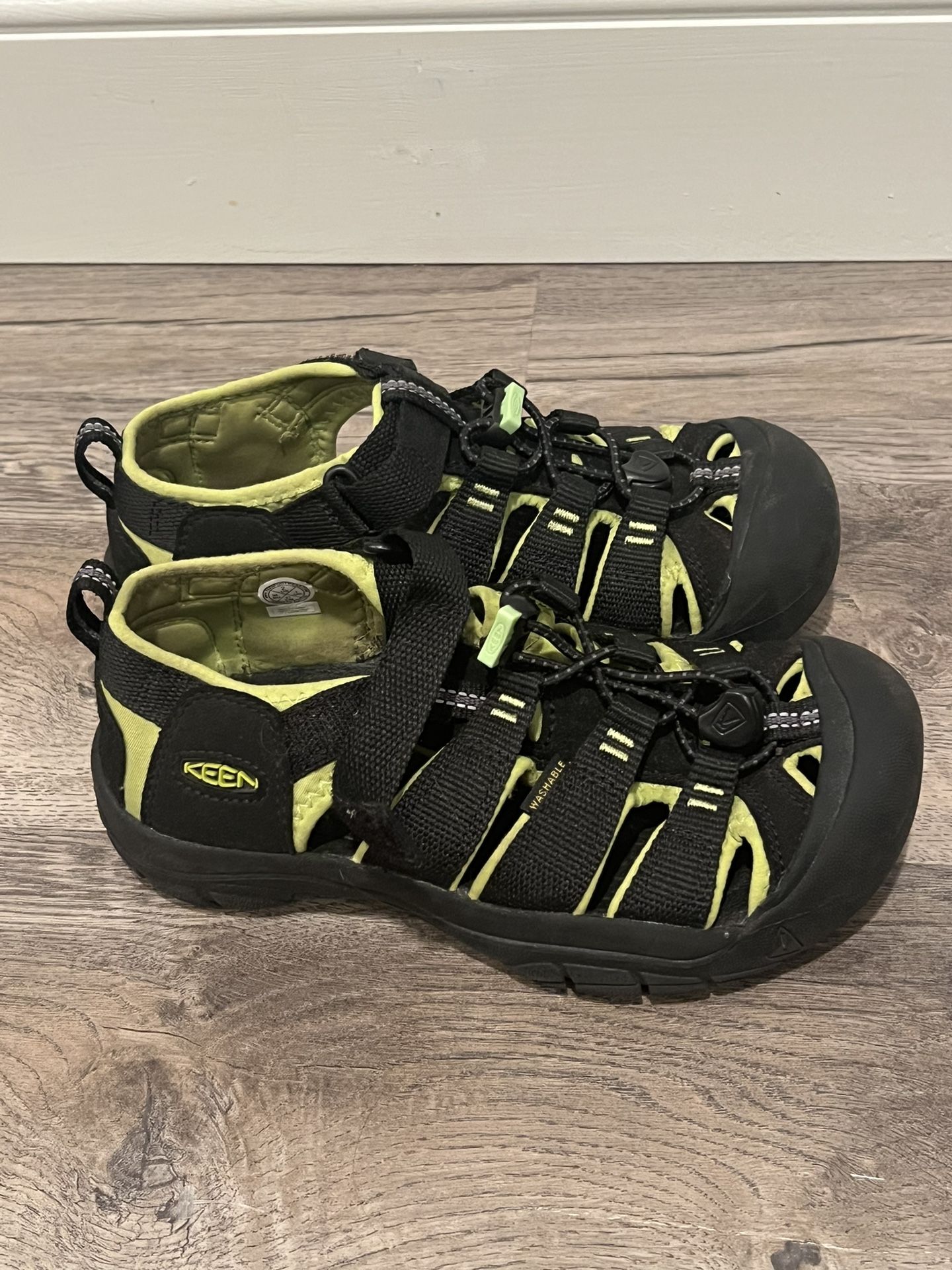 KEEN Unisex Child Newport H2 Closed Toe Water Sandals. Size 2. Black/Lime Green.