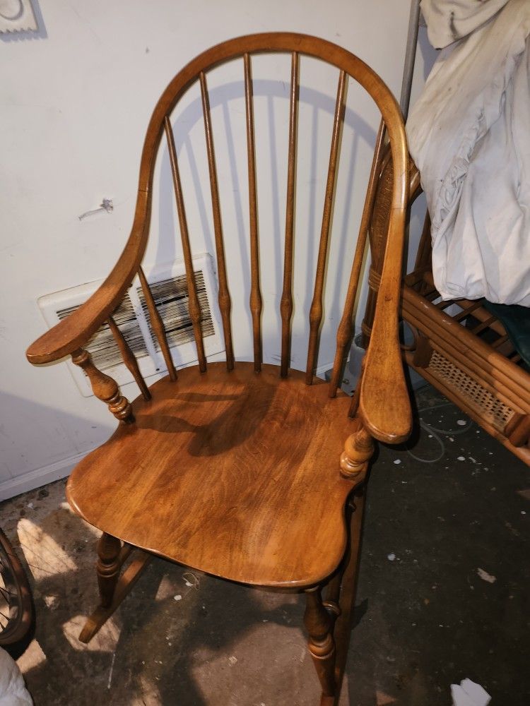 Vintage Ethan Allen rocking chair Windsor nutmeg spindle back colonial early American  Baumritter

Beautiful classic Windsor archbach spindle back 