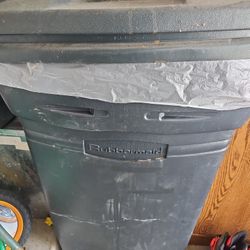 Rubbermaid Garbage Bin Big