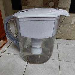 Brita 1 gallon water purifier + 2 new filters