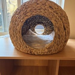 Beautiful Cozy Cat  bed 🐈    cubby 17x17
