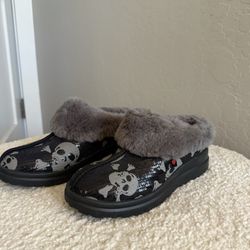 UGG I HEART KISSES GREY SEQUIN SKULLS & CROSSBONES SLIPPER (size 8)