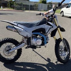 **Brand New Dirt Bike 125cc** - Adult size. - Kick Start. - Manual with Clutch. - 4 gears. - Mph 55-60 - Support up 450 lbs. - Alloy rims and suspensi