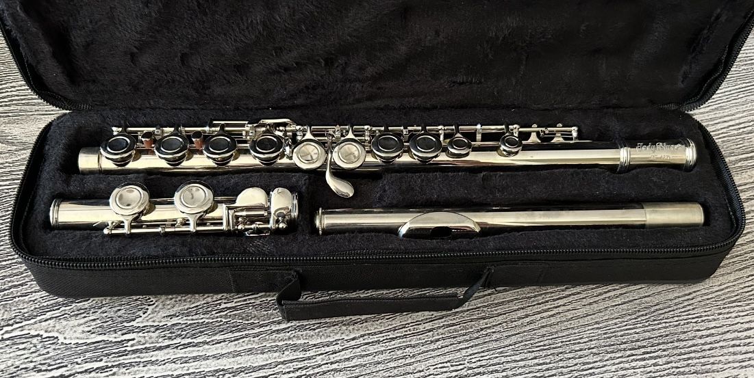 Flute with carry case & extra curved head joint piece in excellent condition. $75