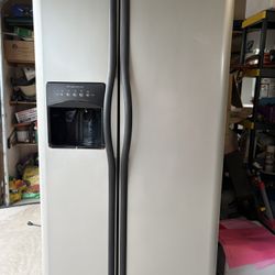 Frigidaire Side By Side Refrigerator/Freezer