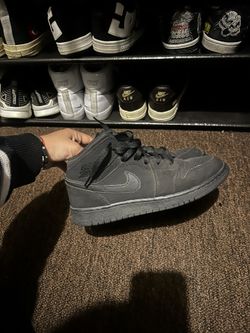 triple black nike mids