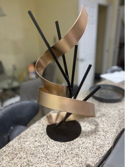 Metal table centerpiece