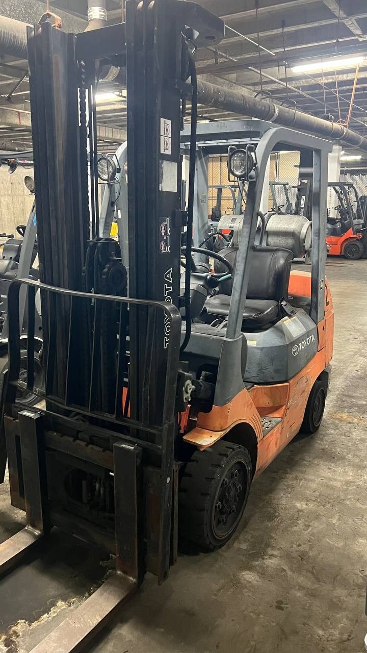 Heavy Toyota forklift, cheap price