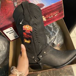Botas Nuevas/ New Boots 