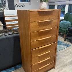 ATTRACTIVE mid centry dresser - 8 drawers - warm oak - delivery available 