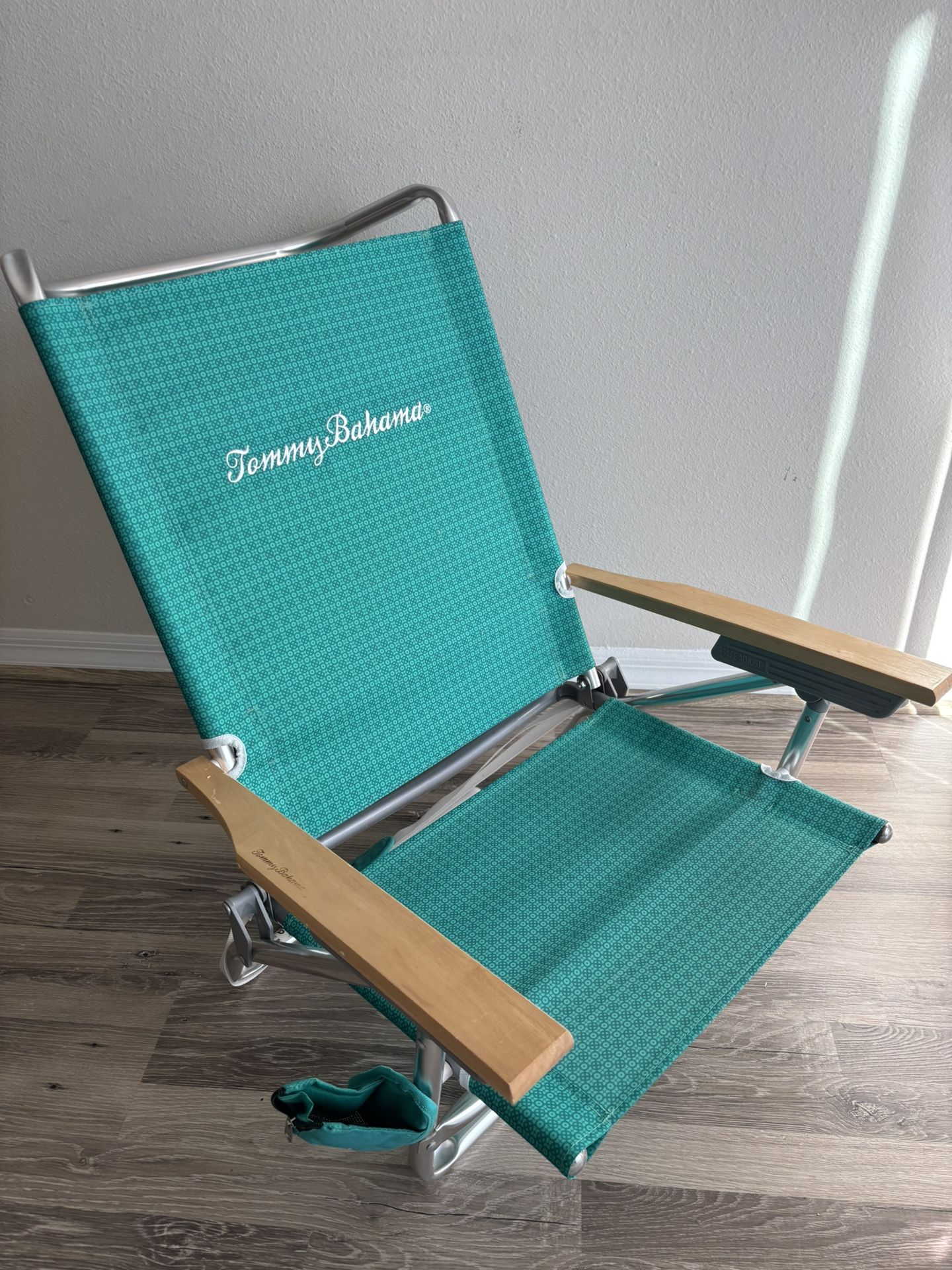 🌴 Tommy Bahama Beach Chair & Umbrella