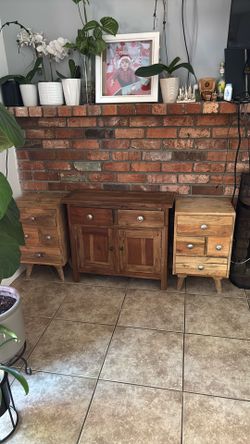 set de tres muebles de madera.  en buena condicion