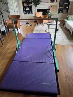 Folding gymnastics mat