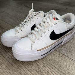 Nikes women’s size 8 1/2