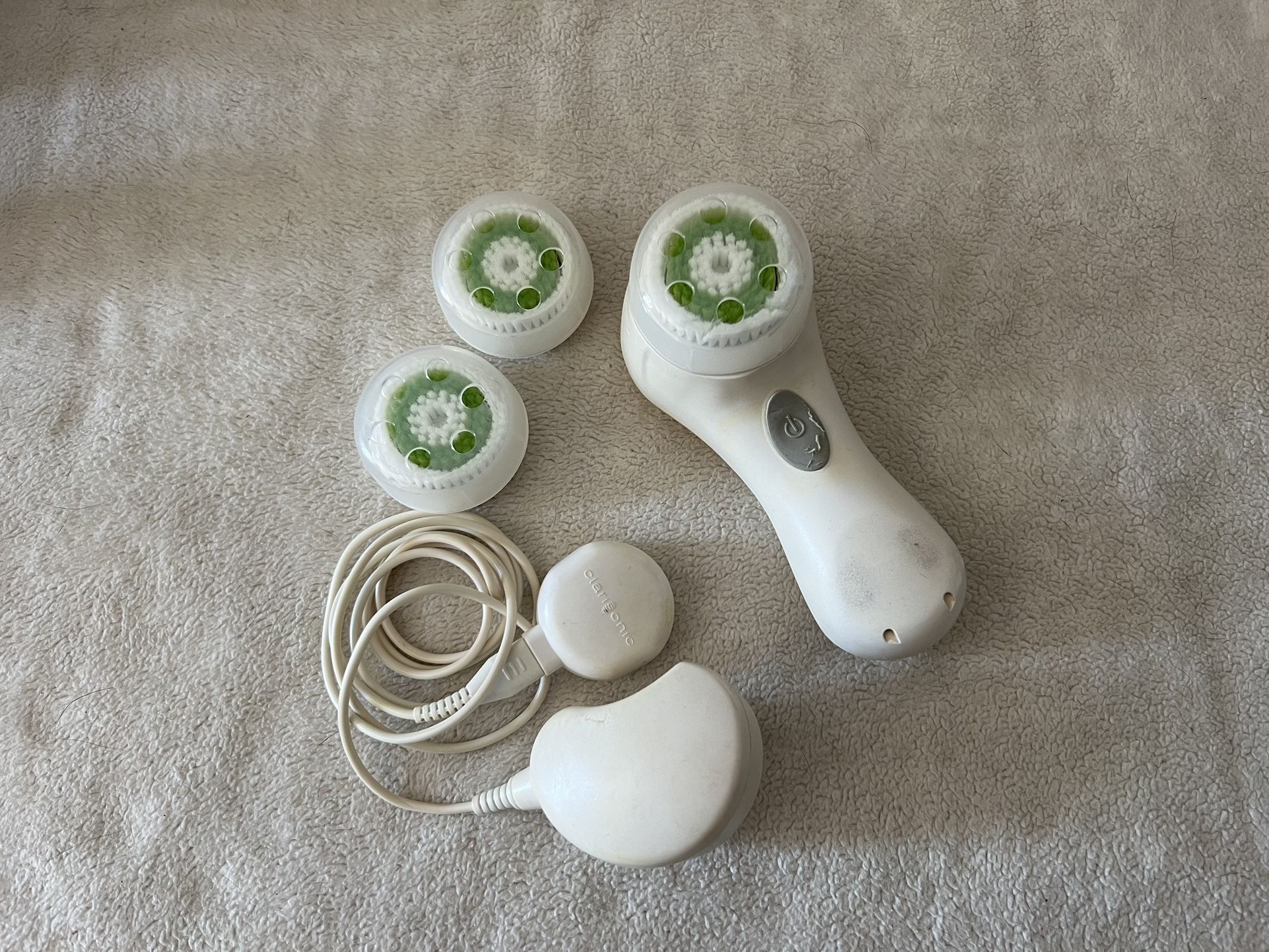 Clarisonic Facial Brush with (3) Brand New Replacement Heads and Charger