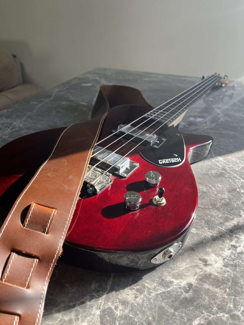 G2220 Electromatic Junior Jet Bass II Short-Scale With ● Rumble 25 AMP, ●Leather sling & AMP cable
