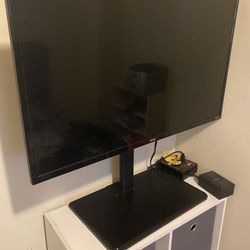 Onn. Roku 32” Tv Black With Stand