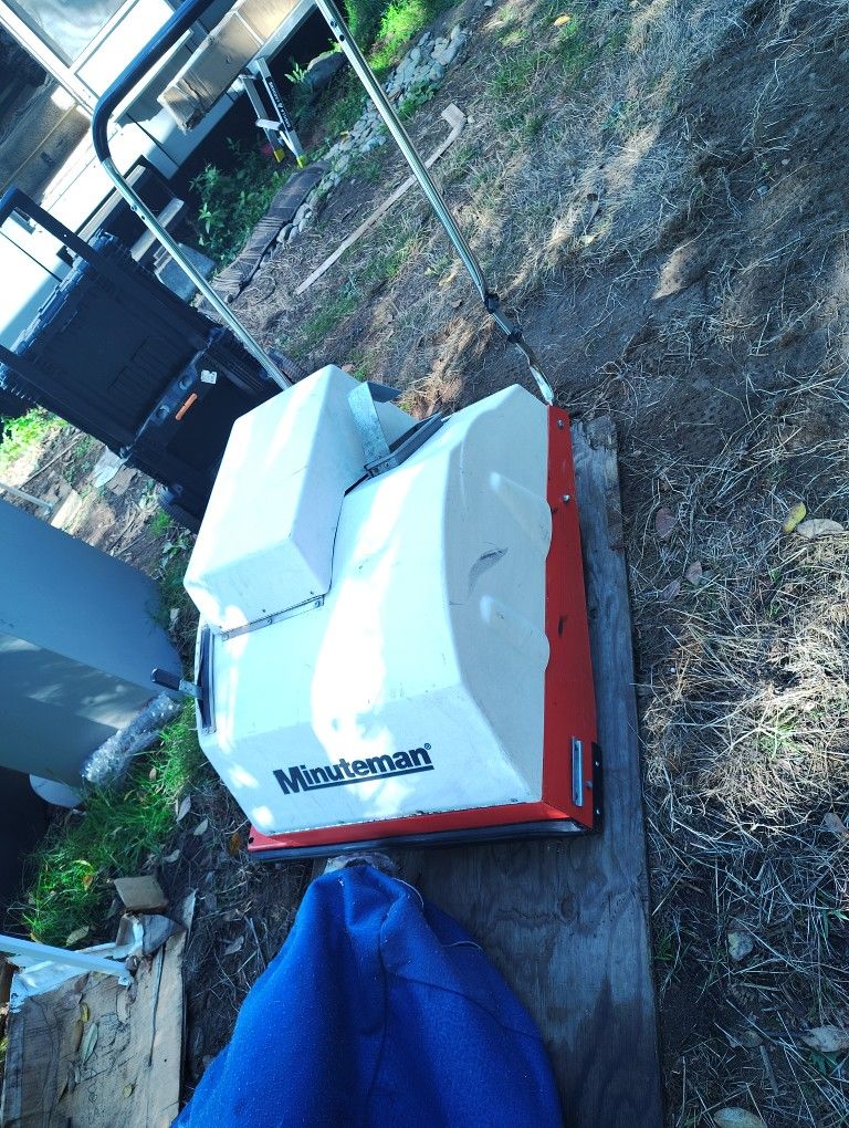 MINUTEMAN INTERNATIONAL MC827854 747B Wide Area Vac 24V