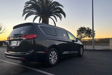 2017 Chrysler Pacifica Touring-L Minivan 4D