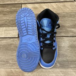 Jordan 1 Mid University Blue 5 Youth.