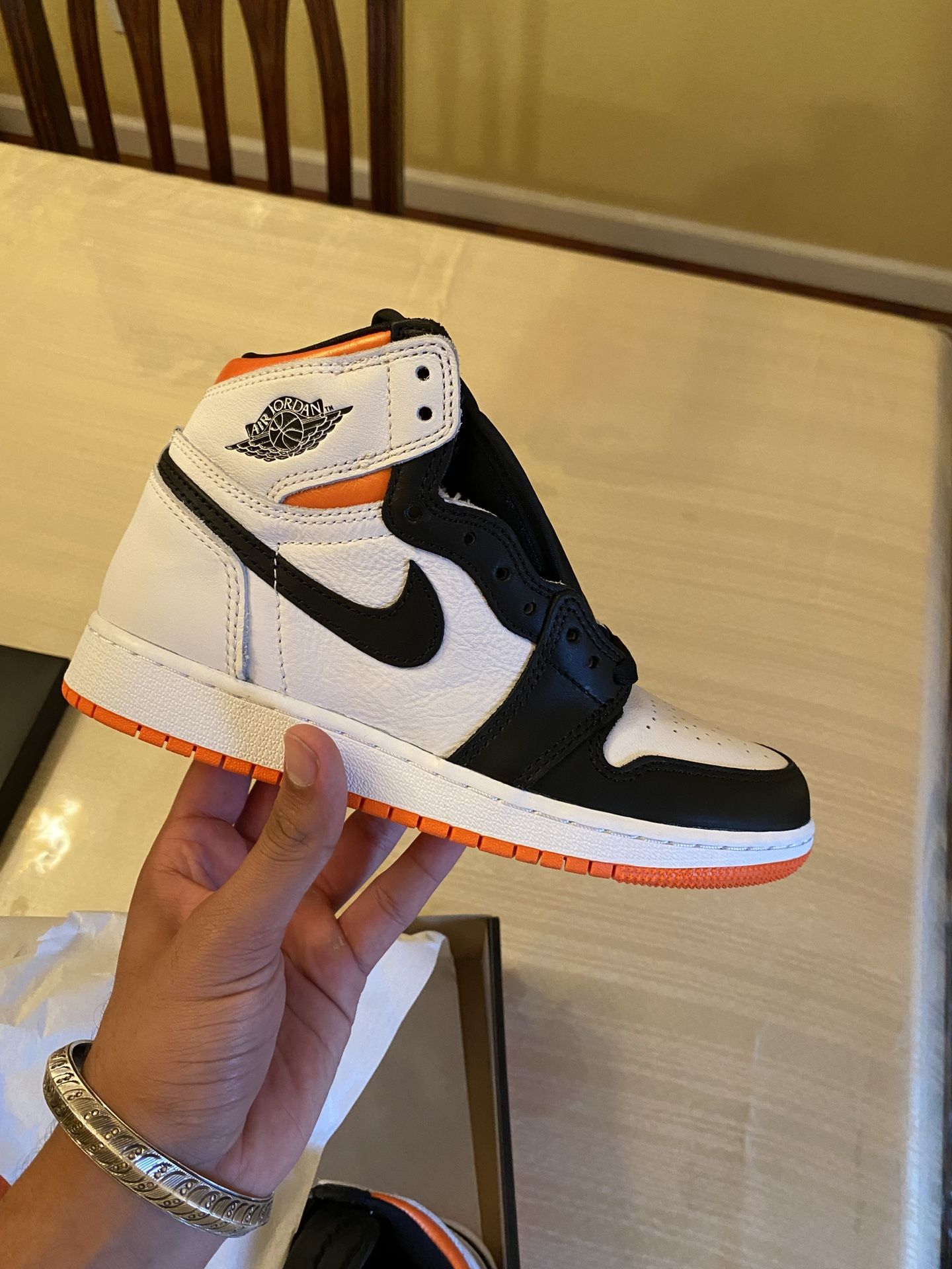 Jordan Retro 1 Electro Orange