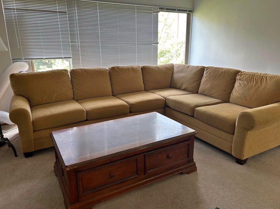 Bassett Beige Sectional Sofa 🛋️