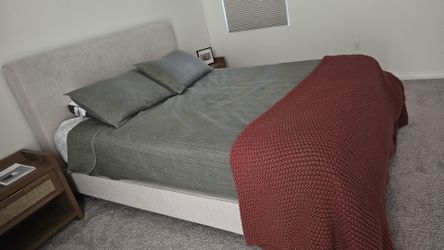 Queen bed + mattress