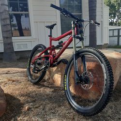 Santa Cruz Bullit Downhill Mountain Bike