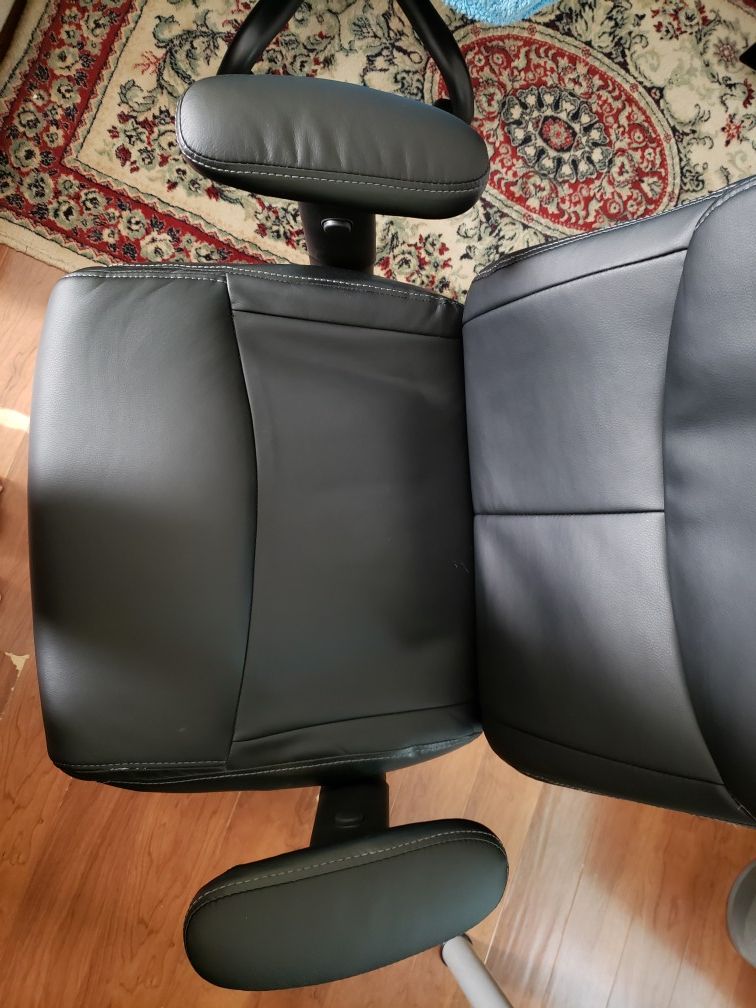 Staples Traymore Luxura managers office chair black for Sale in Costa