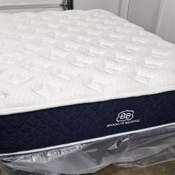 LIKE NEW! Brooklyn Bedding Signature Hybrid Queen Mattress - Delivery Available