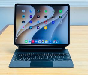 Apple iPad Pro 12.9 6th Gen 512GB with Apple Magic keyboard