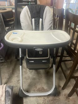 Graco High Chair White & Black H 43 x W 24 x D 31 - $70 