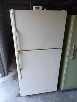 Ge Tan 21.6 Cu Ft Fridge/Freezer