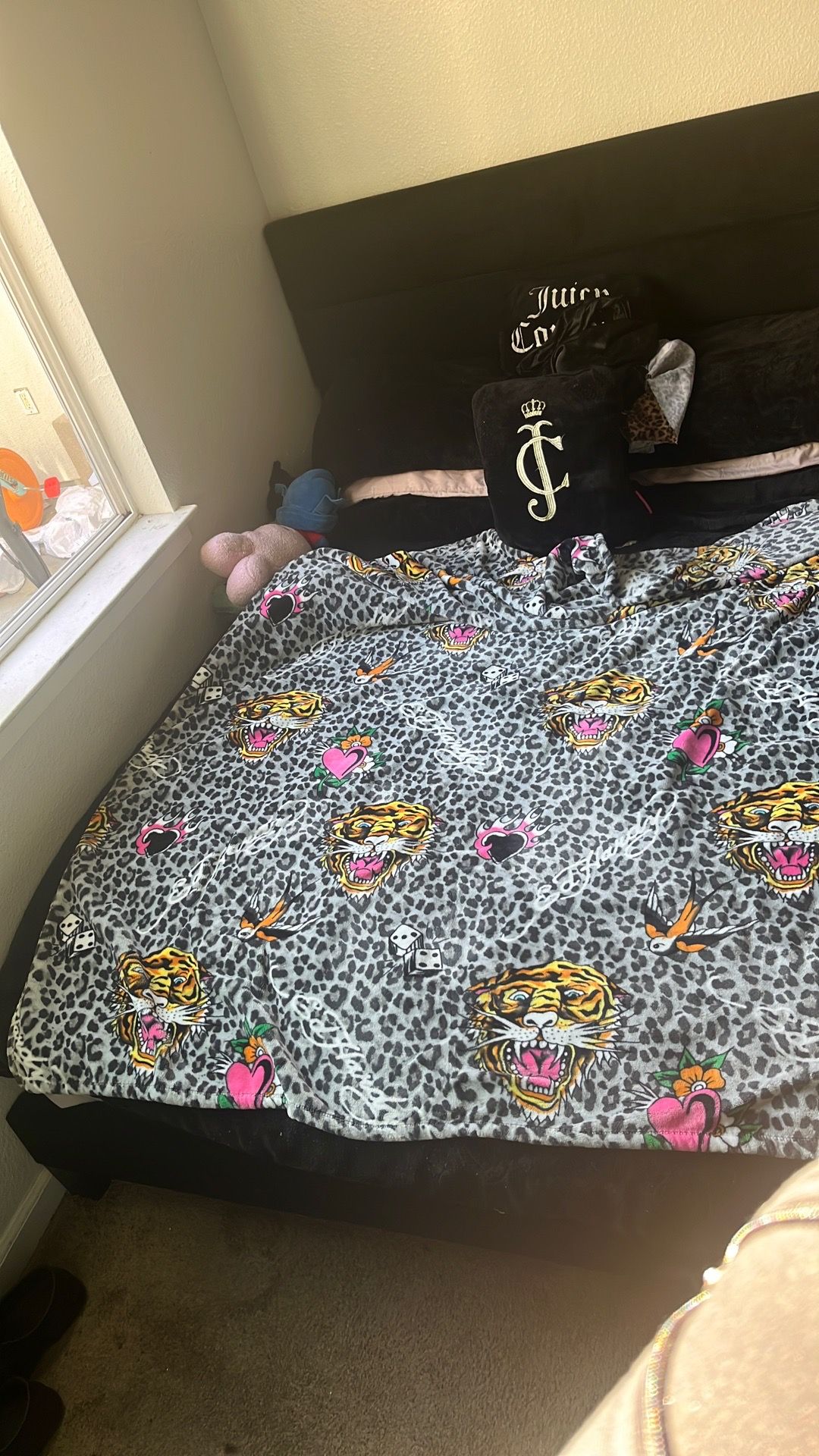 Must go !! Queen bed and bedframe together