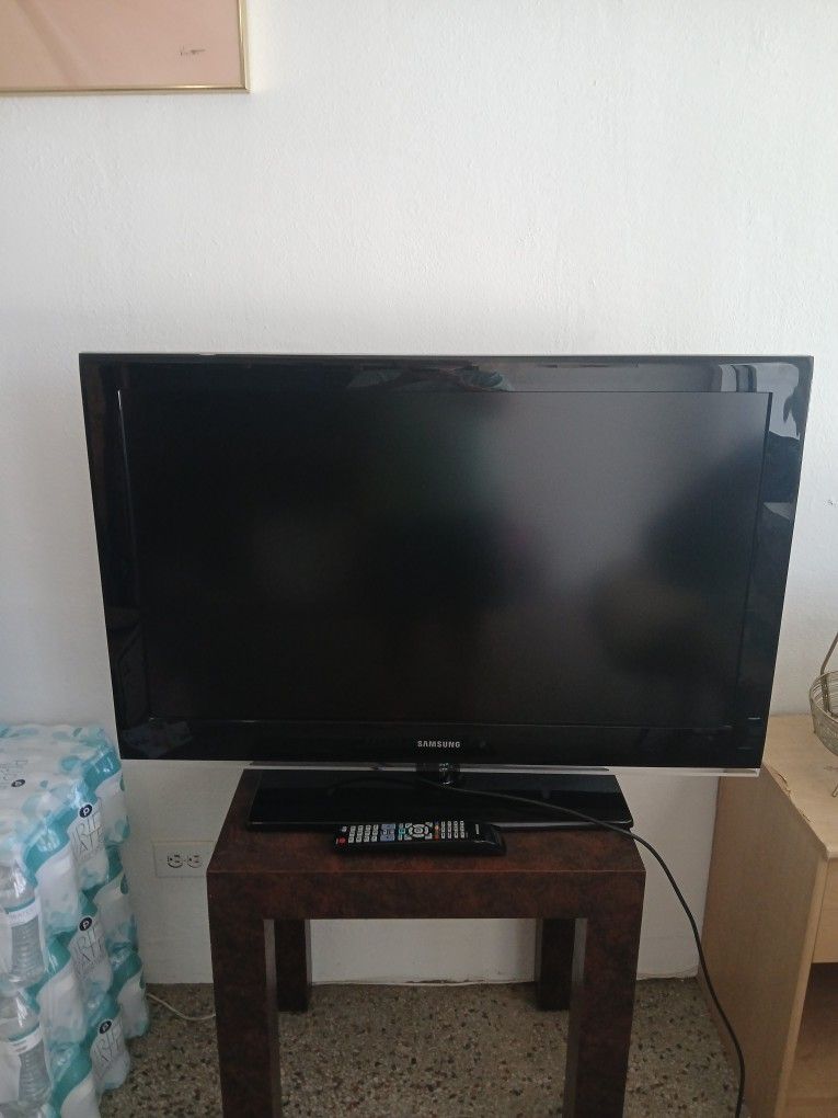 Samsung TV 40" With Remote, CLOSING STORAGE UNIT 