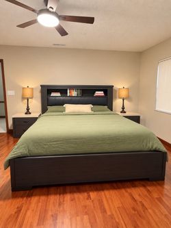 Cama king,  mesas de noche y lámparas