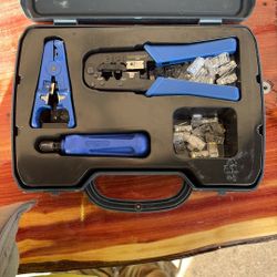 Data shark cable connector