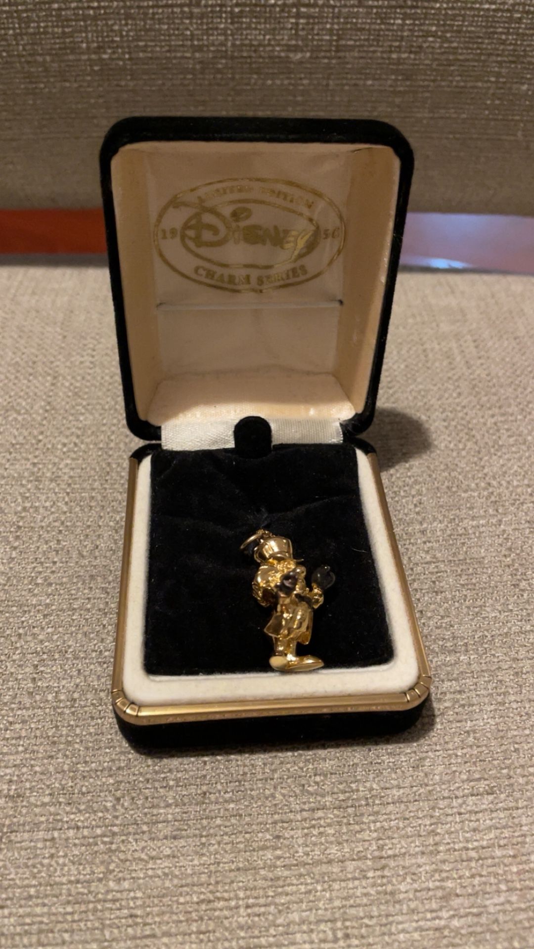 Disney mad hatter Alice in the wonderland limited edition charm gold plated 1996
