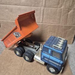 Vintage Ertl International Harvester dump truck