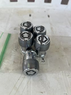 Lock Lug Nuts Jeep Wrangler